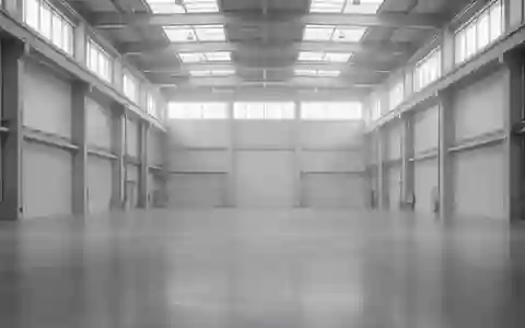 Eine weitläufige, leere Industriehalle mit poliertem Betonboden und minimalistischer Architektur bei diffusem Tageslicht. - Foto: über boerse-global.de