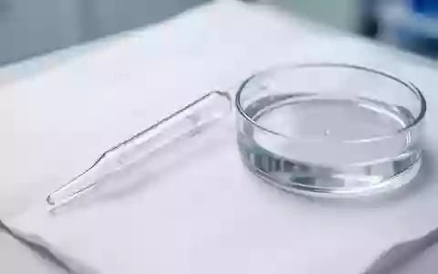 Laborausrüstung mit Pipette und Petrischale auf einem sterilen Labortisch für medizinische Forschung. - Foto: über boerse-global.de