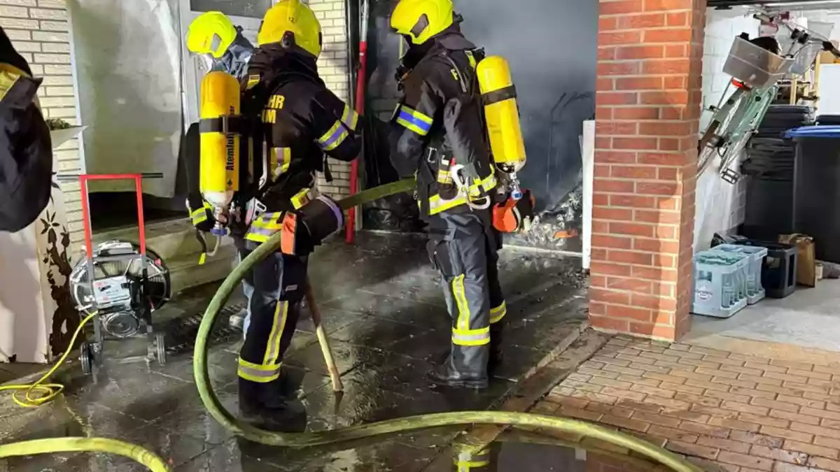 FW Bergheim: Garagenbrand in Quadrath-Ichendorf - Flammen drohen auf Wohnhaus überzugreifen - Bild: presseportal.de