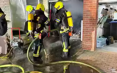 FW Bergheim: Garagenbrand in Quadrath-Ichendorf - Flammen drohen auf Wohnhaus überzugreifen - Foto: presseportal.de