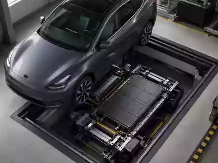 Ein Elektroauto steht in einer modernen Batteriewechselstation in einer industriellen Anlage. - Foto: über boerse-global.de