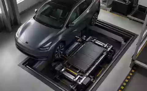 Ein Elektroauto steht in einer modernen Batteriewechselstation in einer industriellen Anlage. - Foto: über boerse-global.de