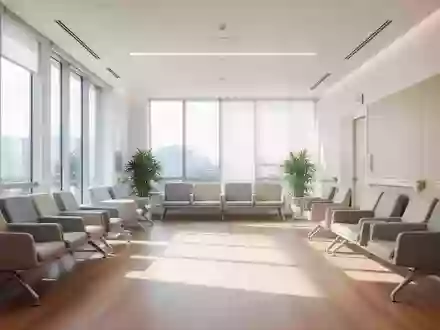 Moderner, lichtdurchfluteter Wartebereich in einem Krankenhaus mit minimalistischer Architektur und Holzboden. - Foto: über boerse-global.de