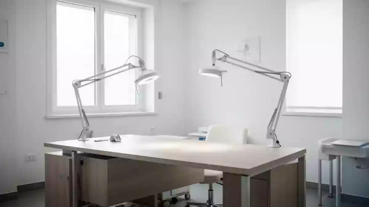 Ein minimalistischer und heller Behandlungsraum in einer modernen medizinischen Einrichtung mit sanftem Tageslicht. Illustration mit AI erstellt.