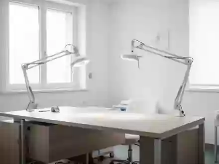 Ein minimalistischer und heller Behandlungsraum in einer modernen medizinischen Einrichtung mit sanftem Tageslicht. - Foto: über boerse-global.de