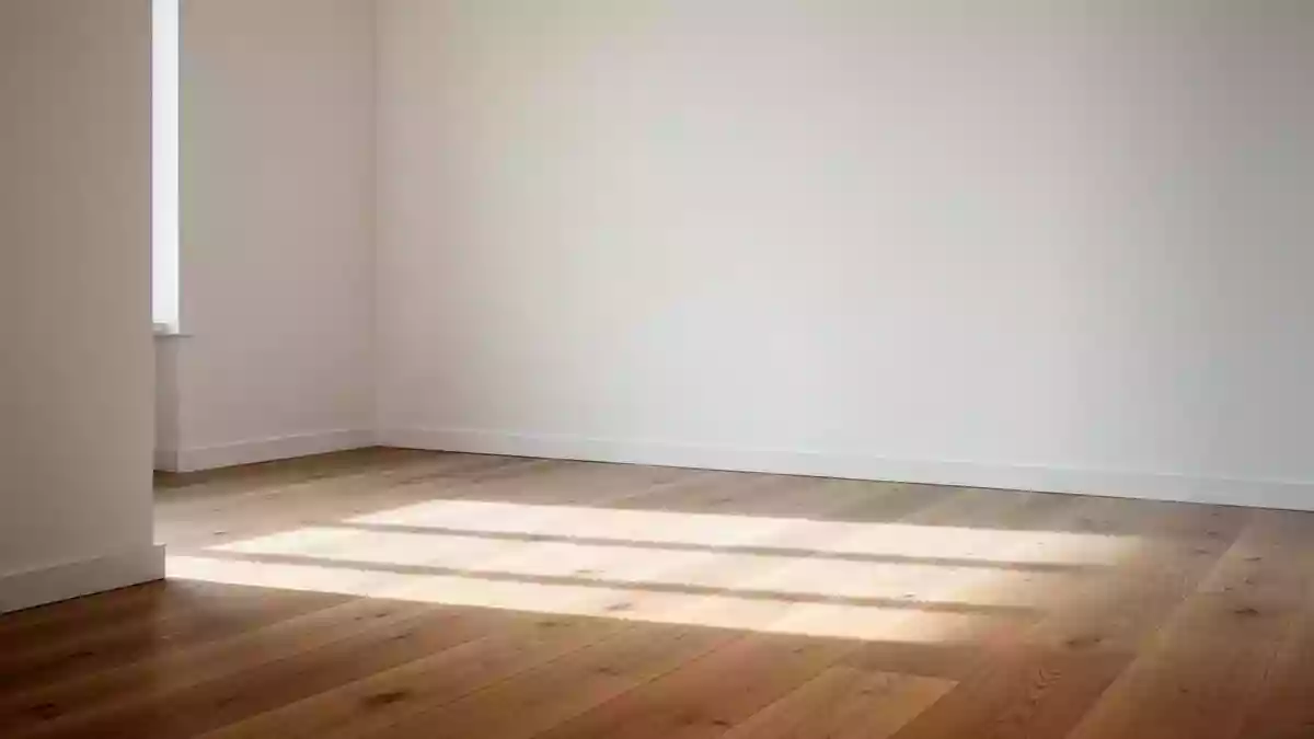Ein minimalistisch eingerichteter, heller Raum mit Holzboden und freier Fläche für das Heimtraining. Illustration mit AI erstellt.