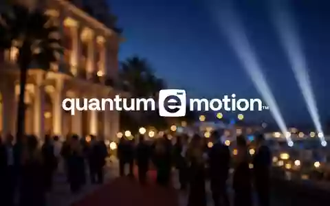 Abstrakte Darstellung einer glamourösen Filmfestival-Atmosphäre in Cannes bei Dämmerung mit atmosphärischer Beleuchtung. - Foto: über boerse-global.de
