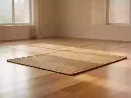 Eine leere, sonnendurchflutete Yogamatte auf einem hellen Holzboden in einem minimalistischen Raum. - Foto: über boerse-global.de