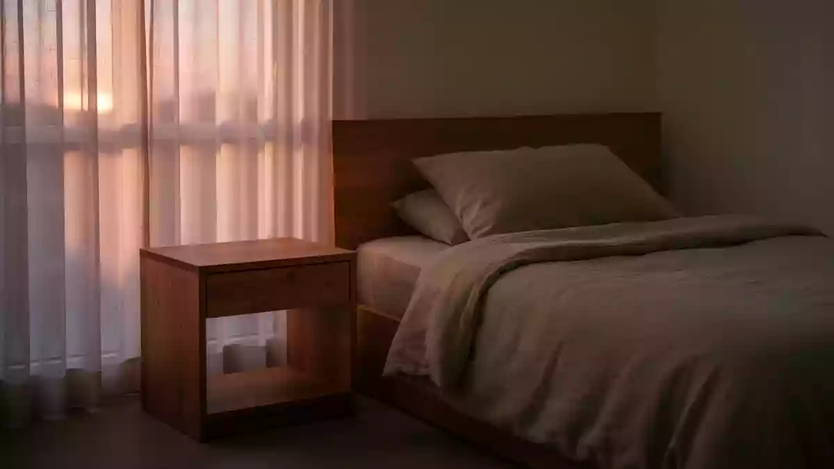 Ein minimalistisches, ruhiges Schlafzimmer bei Dämmerung ohne elektronische Geräte, das Erholung und digitale Abstinenz symbolisiert. Illustration mit AI erstellt.