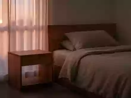 Ein minimalistisches, ruhiges Schlafzimmer bei Dämmerung ohne elektronische Geräte, das Erholung und digitale Abstinenz symbolisiert. - Foto: über boerse-global.de