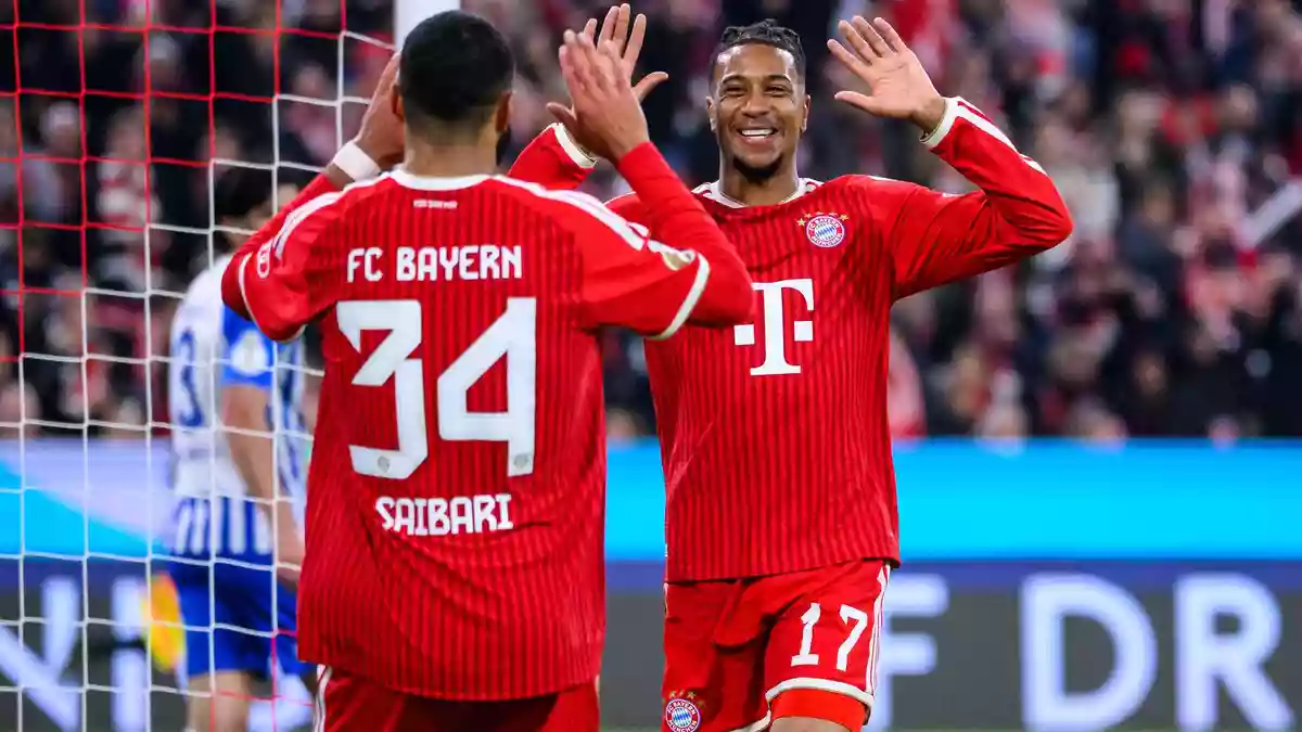 Torschützen unter sich: Michael Olise bedankt sich bei Ismael Saibari (l) nach dem 1:0.  - Bild: Tom Weller/dpa