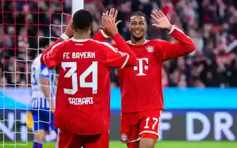 Torschützen unter sich: Michael Olise bedankt sich bei Ismael Saibari (l) nach dem 1:0.  - Foto: Tom Weller/dpa