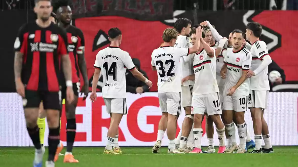 Nürnberg jubelt in Leverkusen über den Treffer zum 2:0.  - Bild: Federico Gambarini/dpa