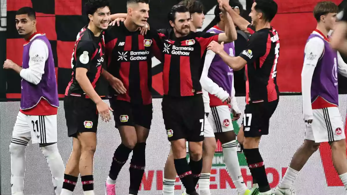 Leverkusen jubelt über den Treffer zum 3:2.  - Bild: Federico Gambarini/dpa