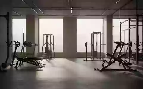Ein minimalistischer, leerer Fitnessraum mit modernen Trainingsgeräten bei natürlichem Lichteinfall. - Foto: über boerse-global.de