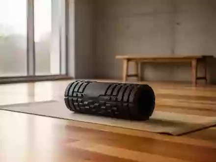 Eine saubere, minimalistische Trainingsumgebung mit einer Faszienrolle auf einer Yogamatte in einem lichtdurchfluteten Raum. - Foto: über boerse-global.de