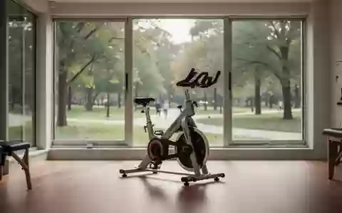 Ein stationäres Ergometer in einem hellen, modernen Physiotherapieraum mit Blick ins Grüne. - Foto: über boerse-global.de