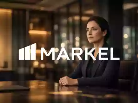 Abstraktes, professionelles Bürointerieur bei Dämmerung als Symbol für Versicherungs- und Finanzstabilität. - Foto: über boerse-global.de