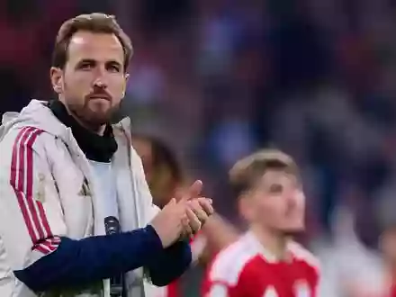 Harry Kane klatscht nach dem 6:1 gegen Magdeburg. - Foto: Sven Hoppe/dpa
