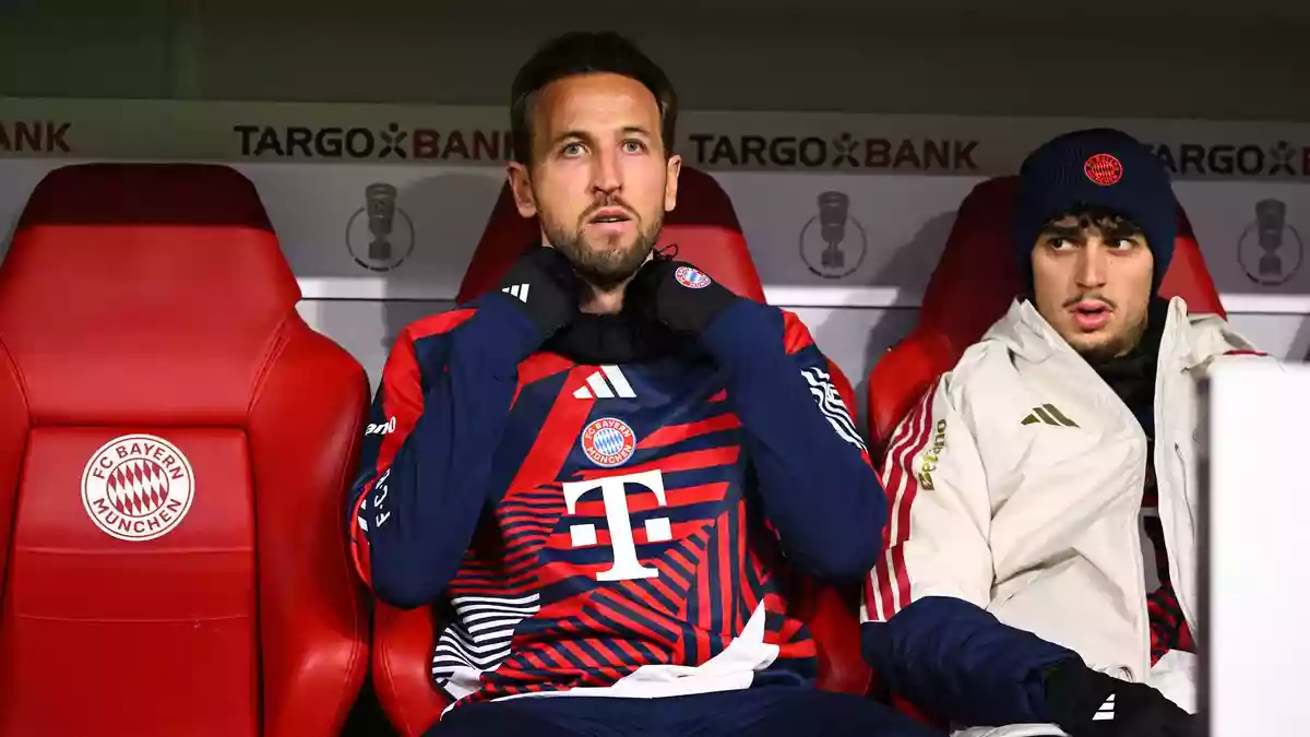Ein warmer Bank-Platz für Harry Kane nach der «epischen» Ballon d'Or-Nacht in London.  - Bild: Tom Weller/dpa