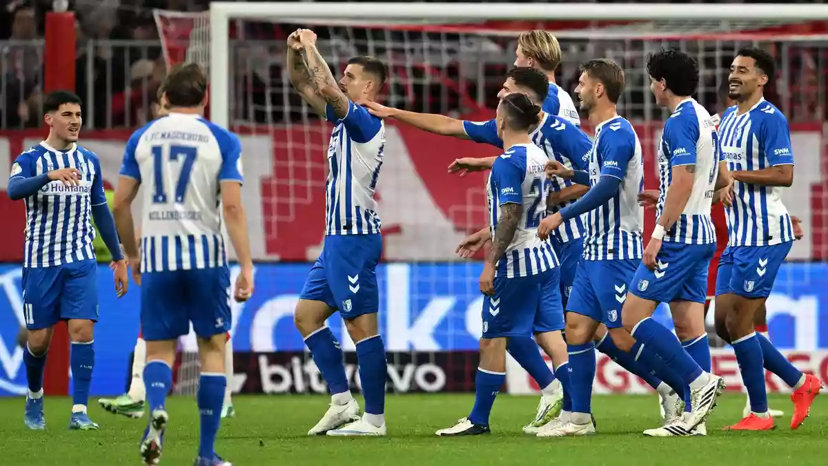 Magdeburg jubelt: Mateusz Zukowski (M) belohnt den wackeren Zweitligisten mit dem 1:1.  - Bild: Sven Hoppe/dpa