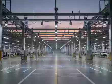 Moderne Produktionshalle einer Automobilfabrik mit installierten Sensoren an den Decken und Säulen. - Foto: über boerse-global.de