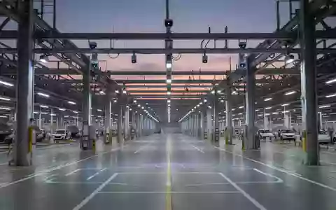 Moderne Produktionshalle einer Automobilfabrik mit installierten Sensoren an den Decken und Säulen. - Foto: über boerse-global.de