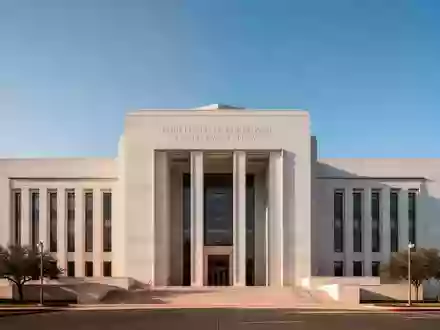 Ein modernes Gerichtsgebäude in Texas unter einem klaren blauen Himmel. - Foto: über boerse-global.de