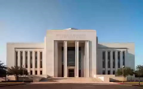 Ein modernes Gerichtsgebäude in Texas unter einem klaren blauen Himmel. - Foto: über boerse-global.de