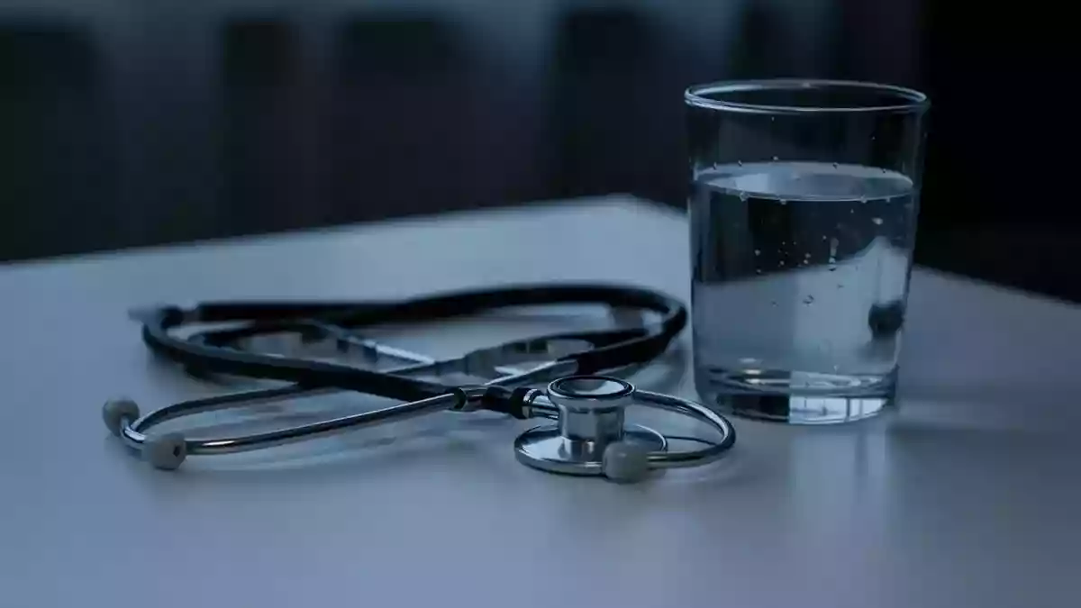 Symbolbild: Stethoskop neben einem Glas Wasser Illustration mit AI erstellt.