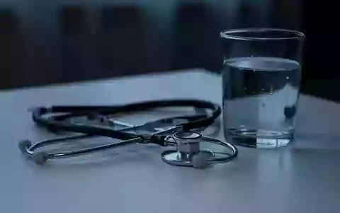 Symbolbild: Stethoskop neben einem Glas Wasser - Foto: über boerse-global.de