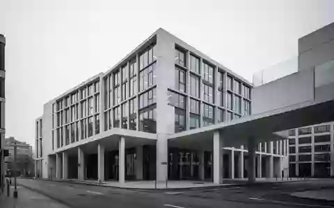Modernes Bürogebäude in minimalistischer Architektur bei bewölktem Himmel als Symbol für berufliche Stabilität. - Foto: über boerse-global.de