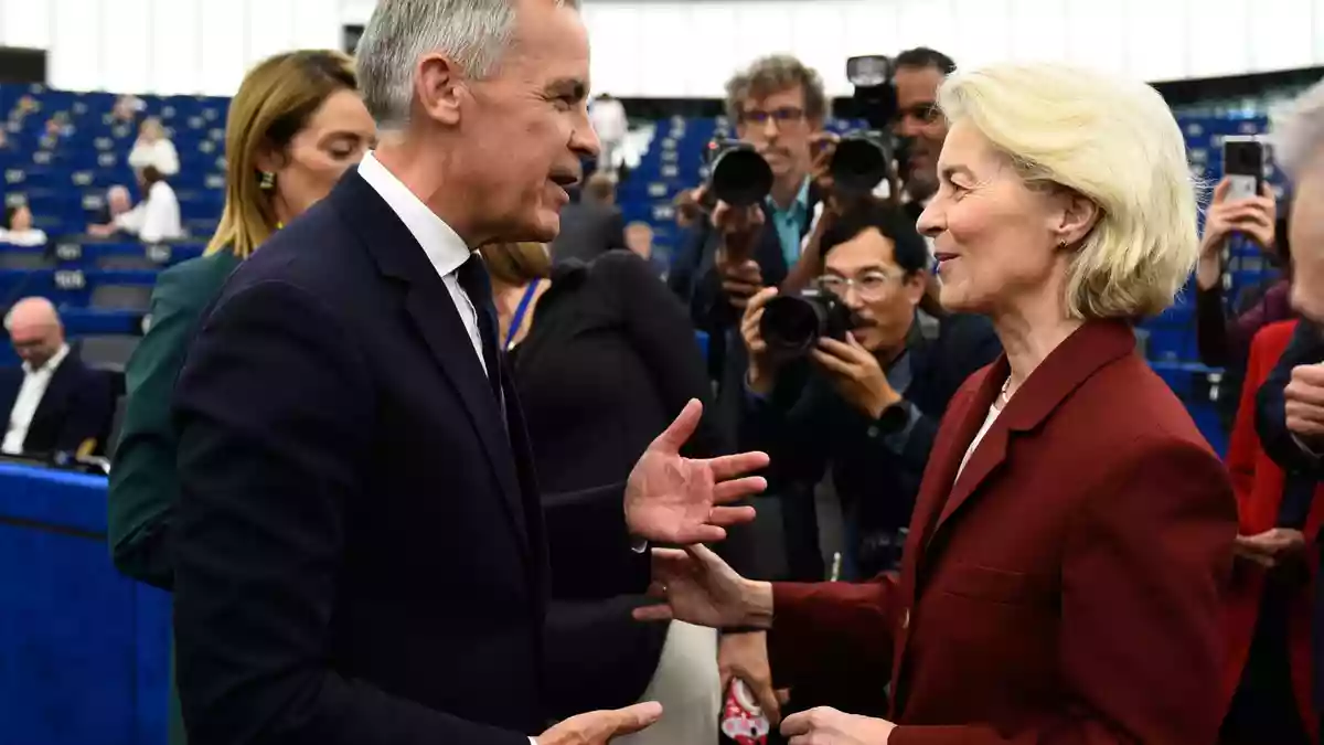 Kanadas Premierminister Mark Carney war im September zu Gast im EU-Parlament und sprach dabei auch mit Kommissionspräsidentin Ursula von der Leyen über die künftige Zusammenarbeit. (Archivbild) - Bild: Pascal Bastien/AP/dpa