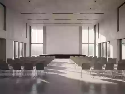 Ein heller, moderner Konferenzsaal mit leerer Bestuhlung und groĂźen Fensterfronten in einem architektonisch minimalistischen Stil. - Foto: ĂĽber boerse-global.de