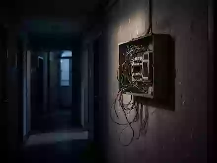 Ein dunkler Flur mit einem unbeleuchteten Telefonanschlusskasten an der Wand. - Foto: über boerse-global.de