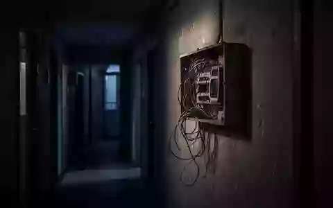 Ein dunkler Flur mit einem unbeleuchteten Telefonanschlusskasten an der Wand. - Foto: über boerse-global.de