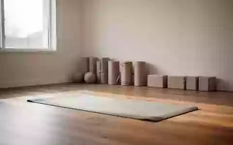 Ein minimalistisch eingerichteter Therapieraum mit einer leeren Gymnastikmatte und ordentlich aufgereihten Faszienrollen. - Foto: über boerse-global.de