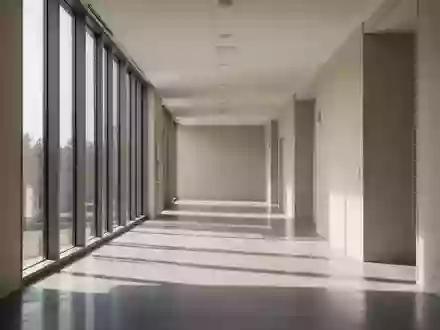Ein minimalistischer, lichtdurchfluteter Klinikflur mit klaren architektonischen Linien und sanftem Tageslicht. - Foto: über boerse-global.de