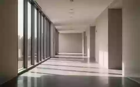 Ein minimalistischer, lichtdurchfluteter Klinikflur mit klaren architektonischen Linien und sanftem Tageslicht. - Foto: über boerse-global.de
