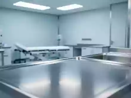 Ein steriler, moderner medizinischer Untersuchungsraum mit neutralen Oberflächen und sanftem, klinischem Licht. - Foto: über boerse-global.de