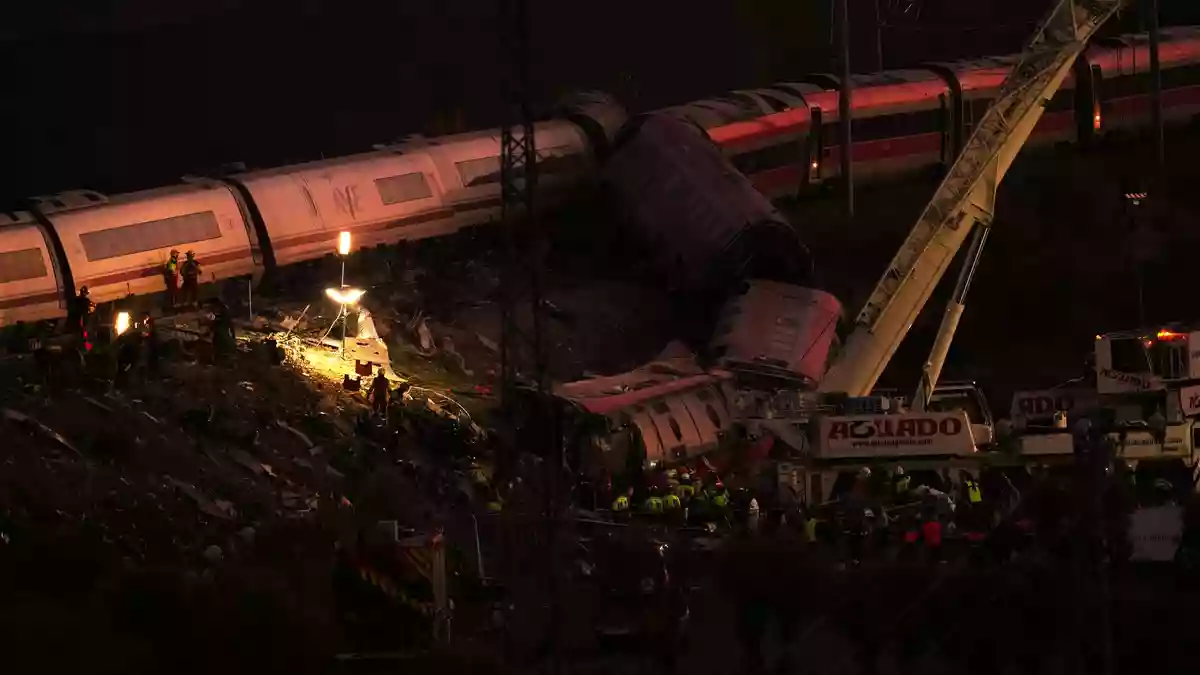 Auch in der Nacht gingen die Rettungsarbeiten weiter. - Bild: Manu Fernandez/AP/dpa