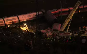 Auch in der Nacht gingen die Rettungsarbeiten weiter. - Foto: Manu Fernandez/AP/dpa