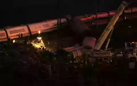 Auch in der Nacht gingen die Rettungsarbeiten weiter. - Foto: Manu Fernandez/AP/dpa