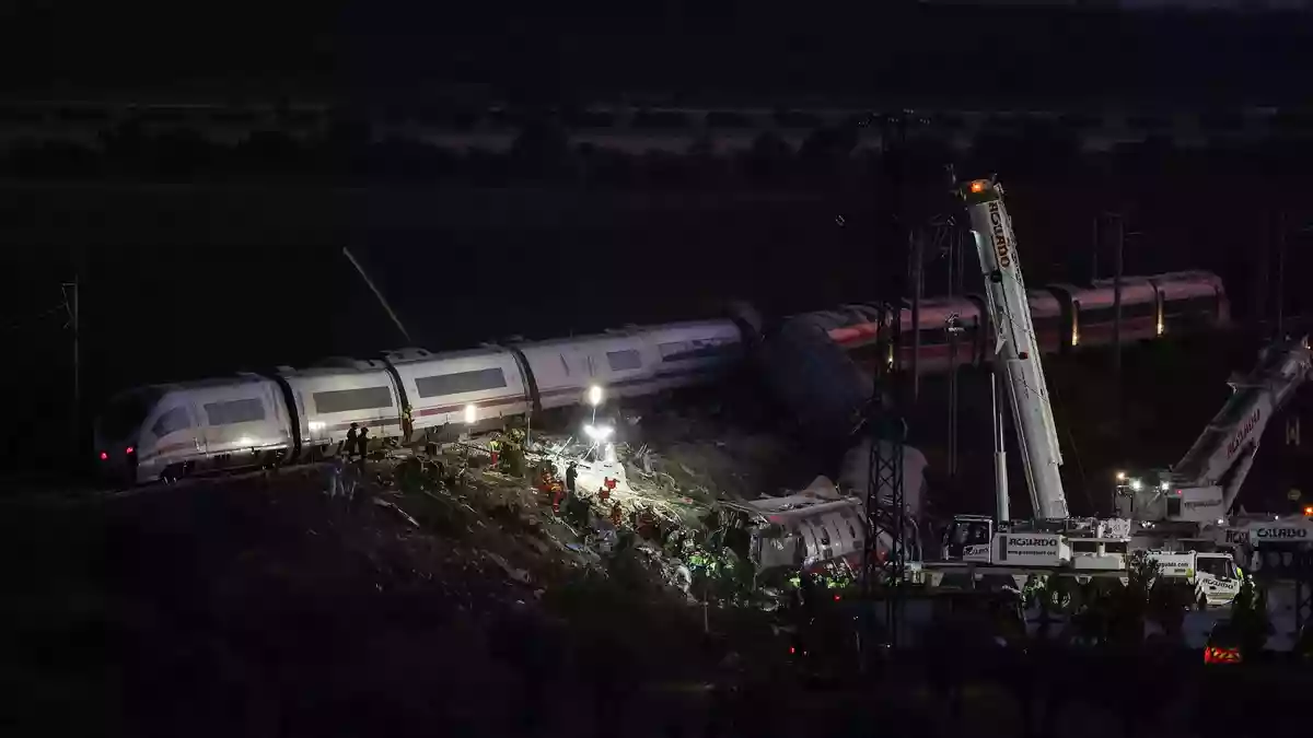 Drei Waggons stürzten einen Bahndamm hinunter. - Bild: Alejandro Martínez Vélez/EUROPA PRESS/dpa