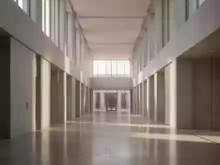 Ein minimalistischer, heller Flur in einem modernen Regierungsgebäude mit architektonischen Linien und natürlichem Lichteinfall. - Foto: über boerse-global.de