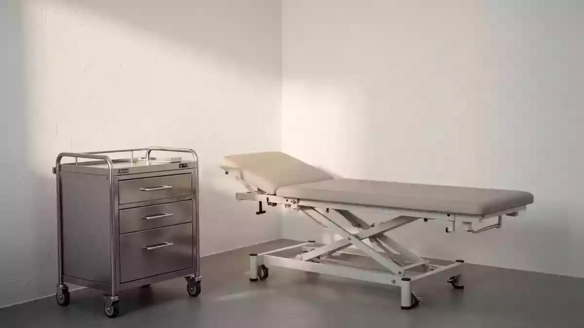 Ein heller, steriler Behandlungsraum mit einer medizinischen Untersuchungsliege und neutralen Wänden in einer Klinik. Illustration mit AI erstellt.