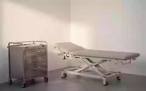 Ein heller, steriler Behandlungsraum mit einer medizinischen Untersuchungsliege und neutralen Wänden in einer Klinik. - Foto: über boerse-global.de