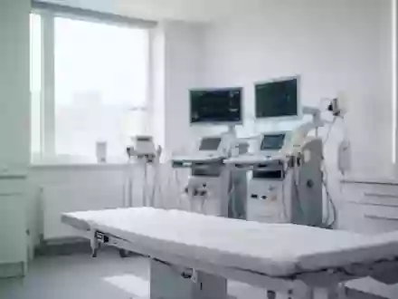 Ein minimalistischer, heller Untersuchungsraum in einer kardiologischen Fachklinik mit moderner medizinischer Architektur. - Foto: ĂŒber boerse-global.de