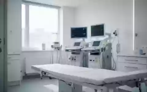 Ein minimalistischer, heller Untersuchungsraum in einer kardiologischen Fachklinik mit moderner medizinischer Architektur. - Foto: über boerse-global.de