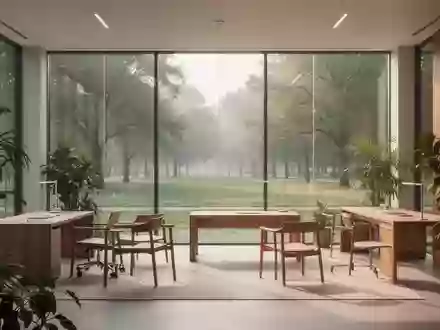 Ein heller, minimalistisch gestalteter Büroraum mit Blick auf einen grünen Park, der Ruhe und Ausgeglichenheit ausstrahlt. - Foto: über boerse-global.de
